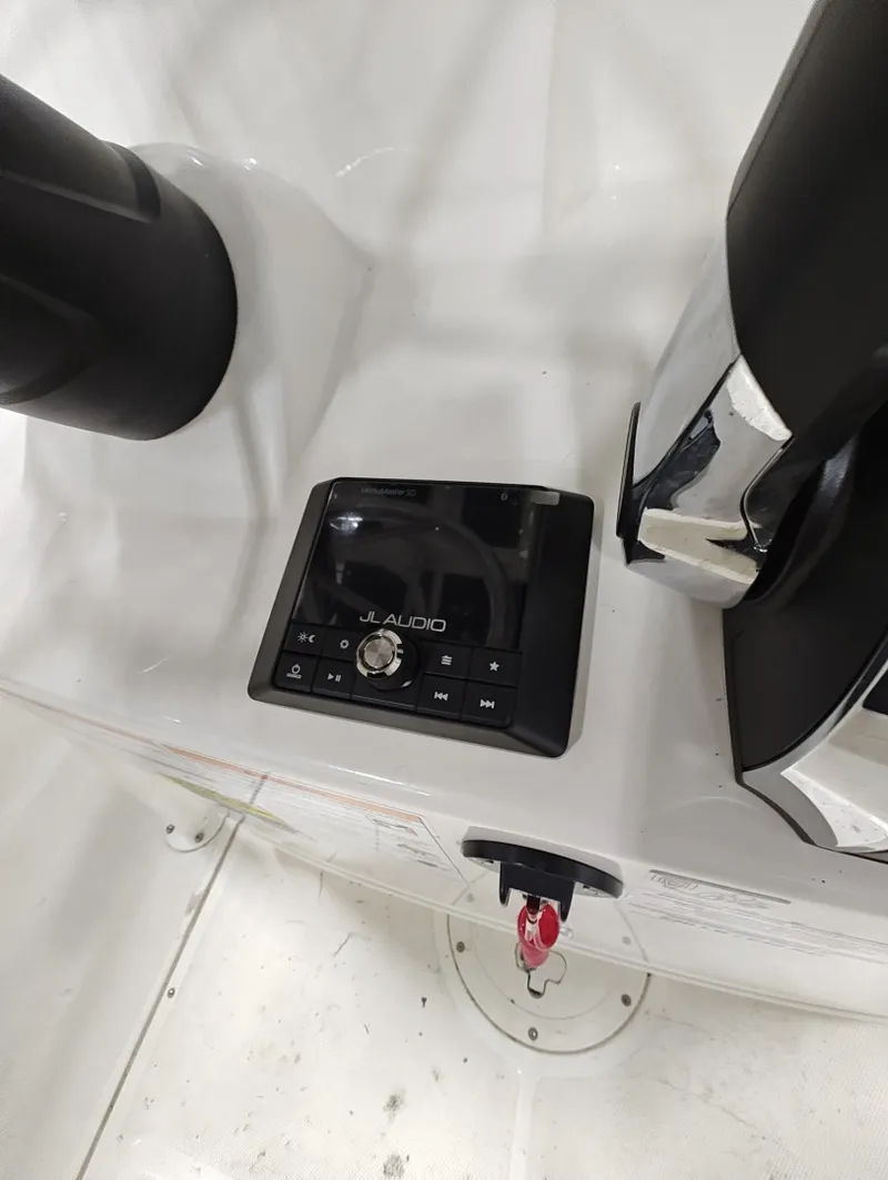 Slide: The Image of Boston Whaler Montauk 2025 - 6023082