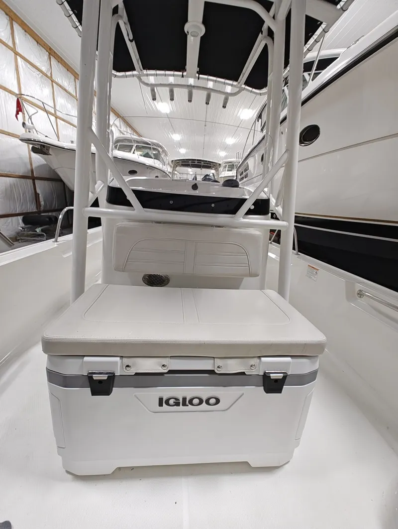 Slide: The Image of Boston Whaler Montauk 2025 - 6023084