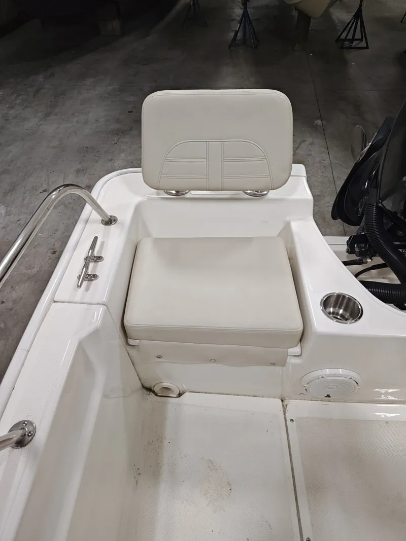 Slide: The Image of Boston Whaler Montauk 2025 - 6023078