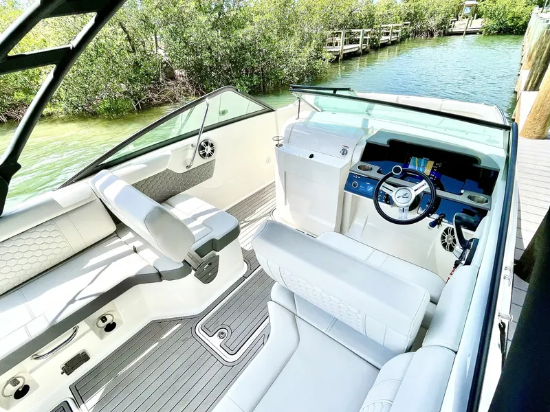 Slide: The Image of Sea Ray SDX 25 Outboard 2024 - 6024509