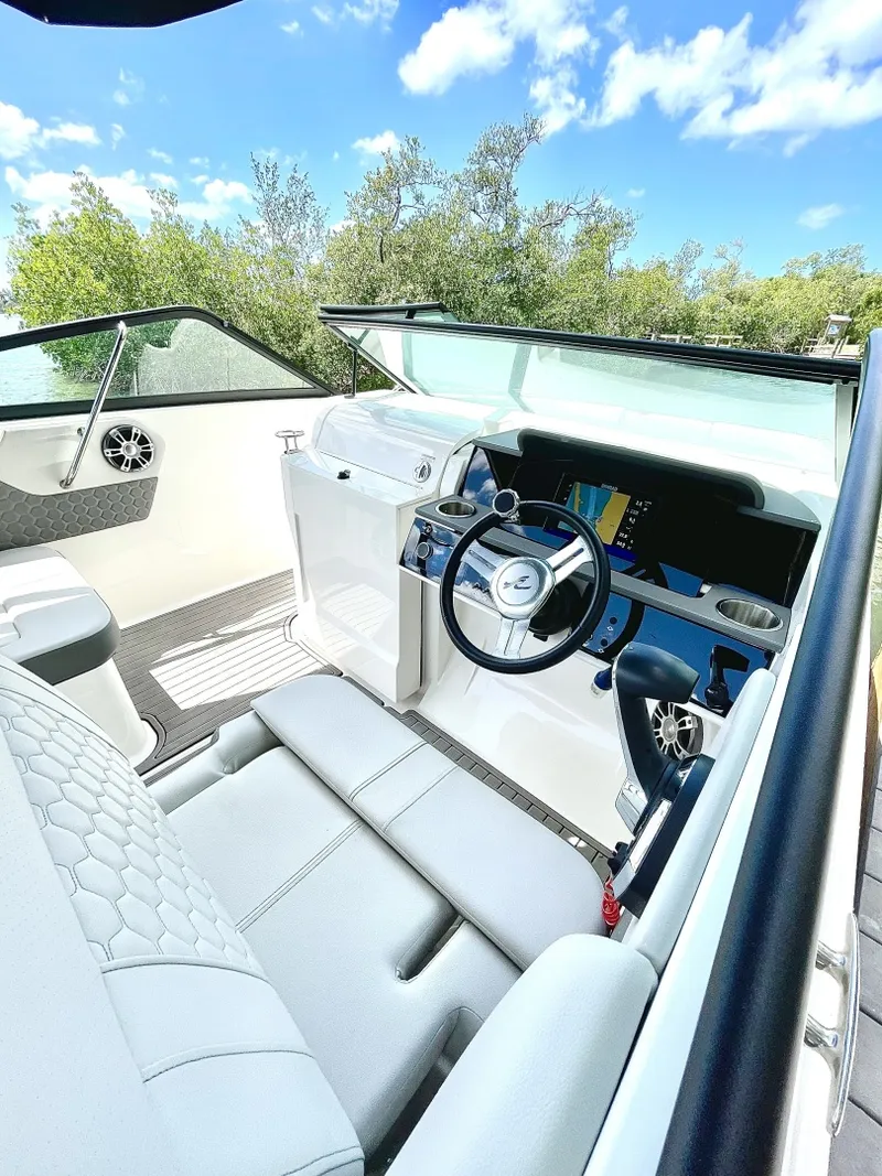 Slide: The Image of Sea Ray SDX 25 Outboard 2024 - 6024511