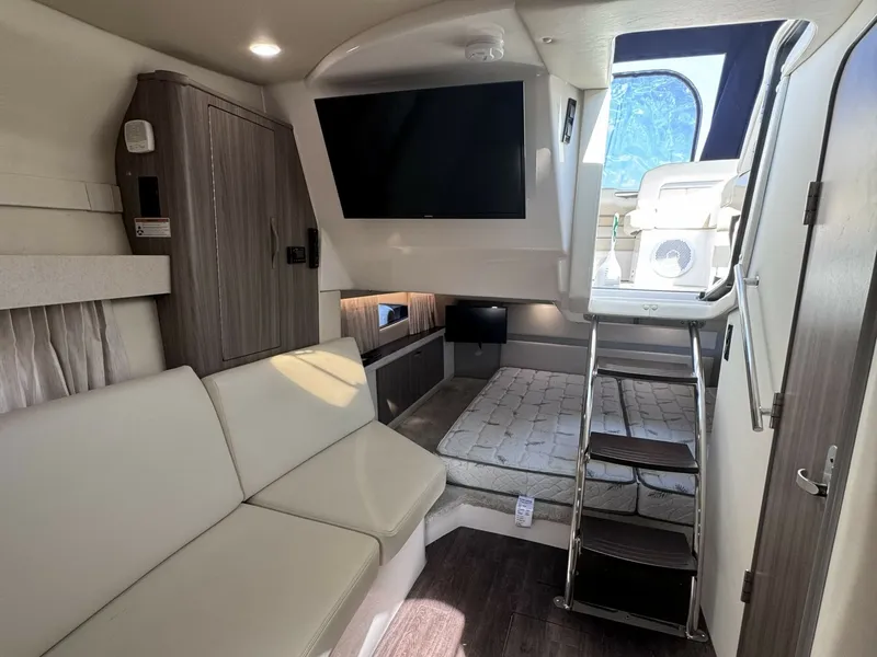 Slide: The Image of Regal 33 XO 2020 - 6033387