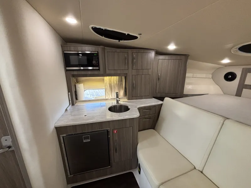 Slide: The Image of Regal 33 XO 2020 - 6025597