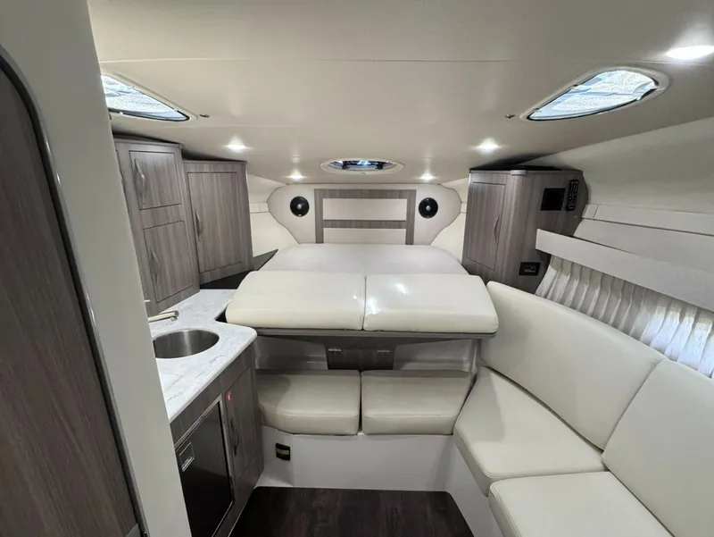 Slide: The Image of Regal 33 XO 2020 - 6033385