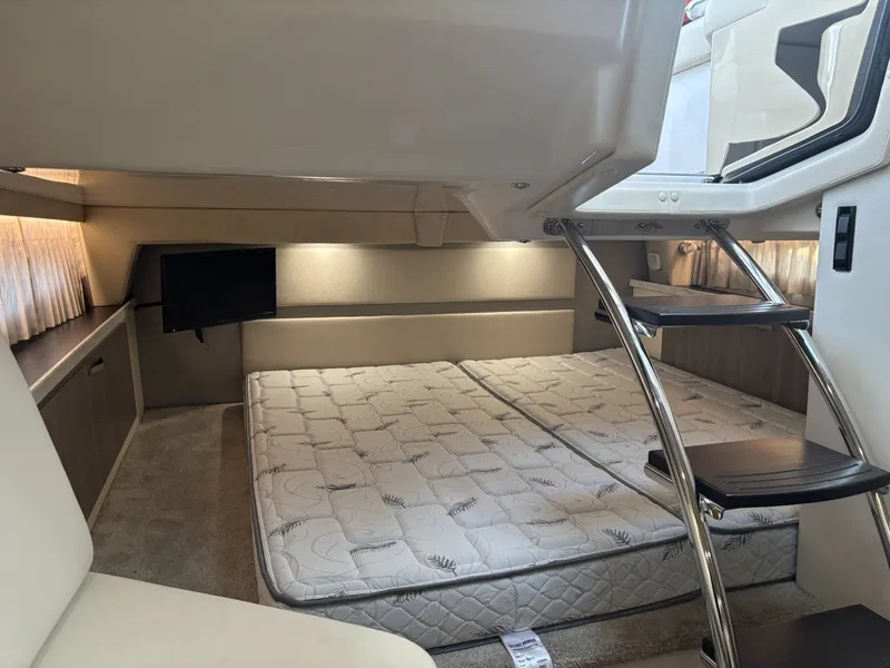 Slide: The Image of Regal 33 XO 2020 - 6025594