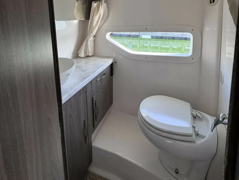 Slide: The Image of Regal 33 XO 2020 - 6033383