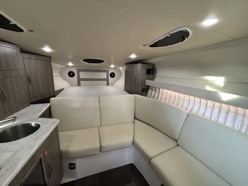 Slide: The Image of Regal 33 XO 2020 - 6025595