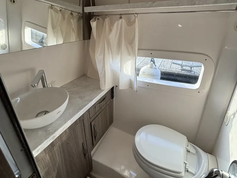 Slide: The Image of Regal 33 XO 2020 - 6025600