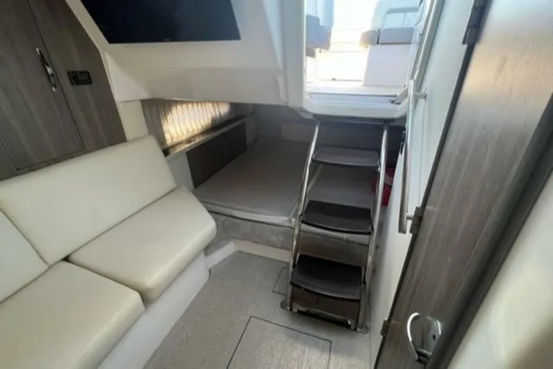 Slide: The Image of Regal 33 XO 2020 - 6025605