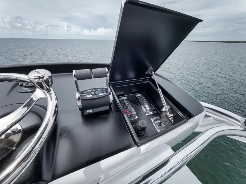 Slide: The Image of Weaver 75 Convertible 2021 - 7759627