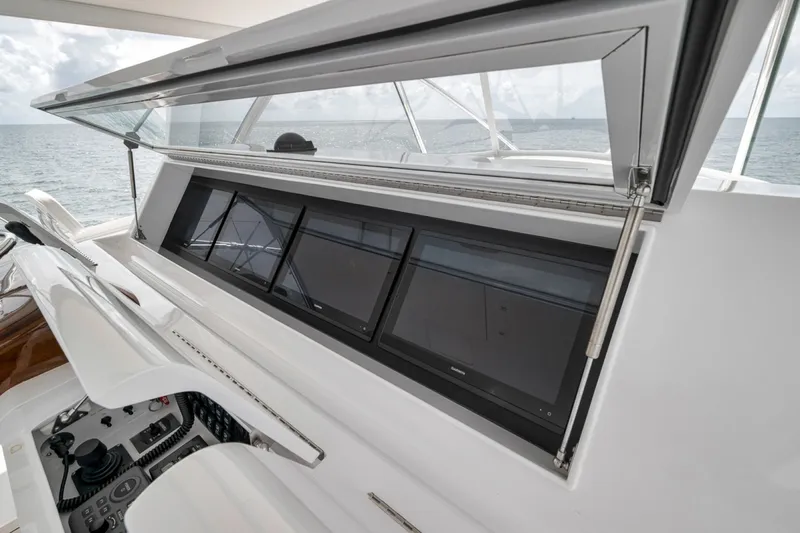 Slide: The Image of Weaver 75 Convertible 2021 - 7368586