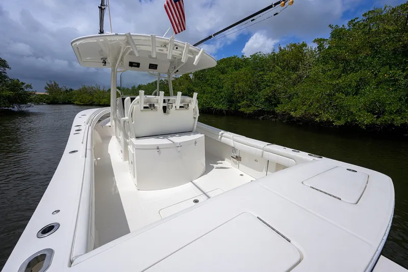 Slide: The Image of Regulator 31   Sweet Melissa   Cockpit  2019 Regulator 31 Center Console - Sweet Melissa - 6025884