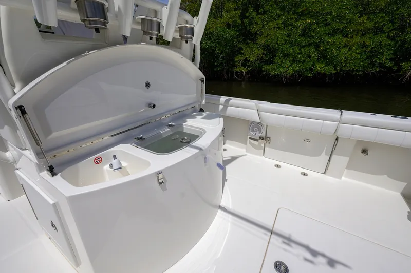 Slide: The Image of Regulator 31   Sweet Melissa   Cockpit 2019 Regulator 31 Center Console - Sweet Melissa - 6025890