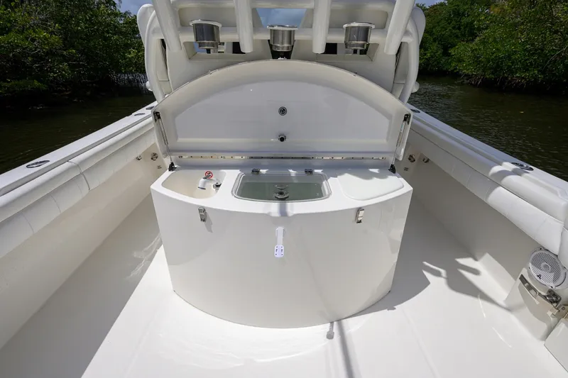 Slide: The Image of Regulator 31   Sweet Melissa   Cockpit 2019 Regulator 31 Center Console - Sweet Melissa - 6025891