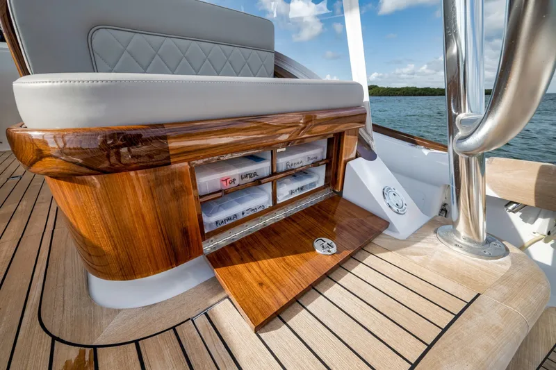 Slide: The Image of Winter Custom 38 Walk Around 2022 - 6026498