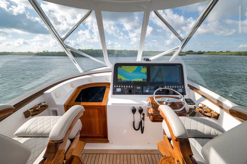 Slide: The Image of Winter Custom 38 Walk Around 2022 - 6026499