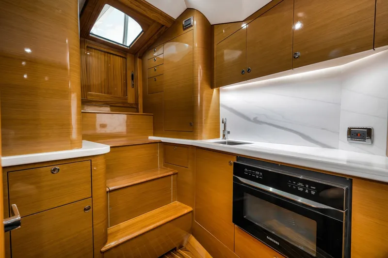 Slide: The Image of Winter Custom 38 Walk Around 2022 - 6026506