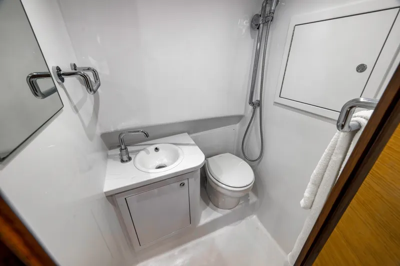 Slide: The Image of Winter Custom 38 Walk Around 2022 - 6026507