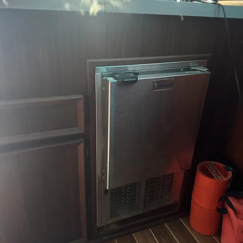 Slide: The Image of Hatteras 43 Convertible 1981 - 6027738