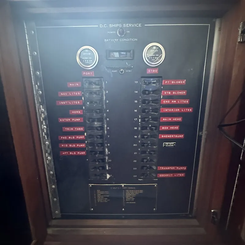 Slide: The Image of Hatteras 43 Convertible 1981 - 6027739