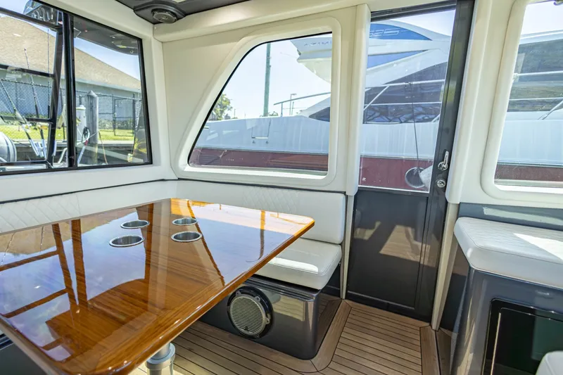 Slide: The Image of Gulf 52 2017 - 6031062