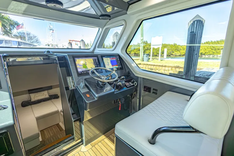 Slide: The Image of Gulf 52 2017 - 6031066