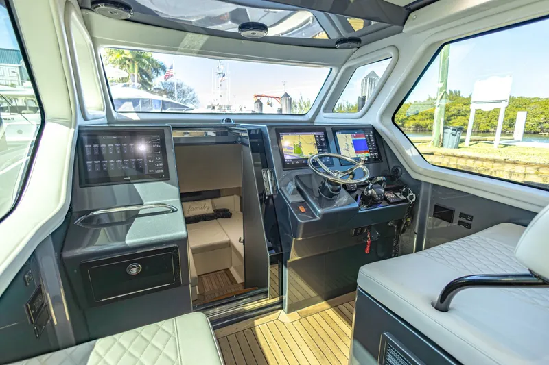 Slide: The Image of Gulf 52 2017 - 6031067