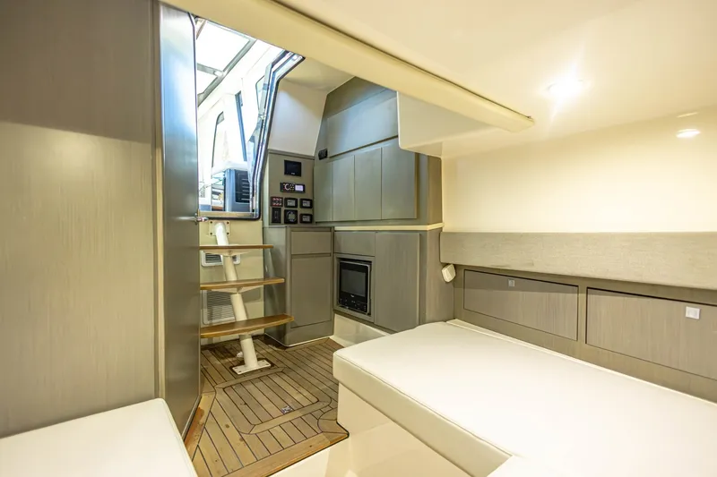 Slide: The Image of Gulf 52 2017 - 6031073