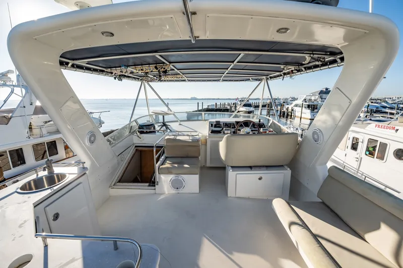 Slide: The Image of Navigator 5700 Rival Pilothouse 2004 - 6028076