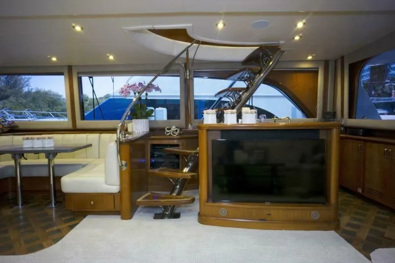 Slide: The Image of Sea Force IX Enclosed Flybridge 2005 - 7381486