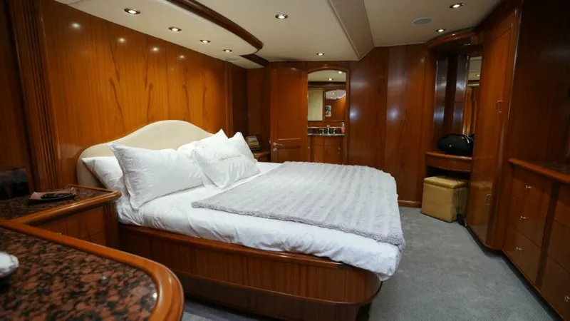 Slide: The Image of Sea Force IX Enclosed Flybridge 2005 - 7381538