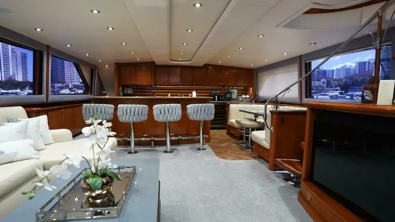 Slide: The Image of Sea Force IX Enclosed Flybridge 2005 - 6028704