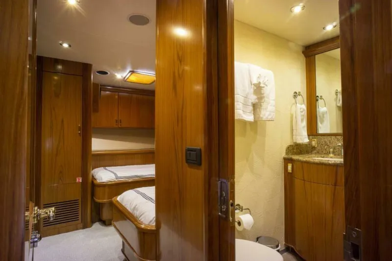 Slide: The Image of Sea Force IX Enclosed Flybridge 2005 - 7381498