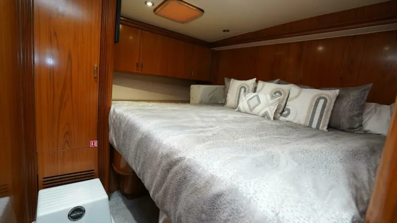 Slide: The Image of Sea Force IX Enclosed Flybridge 2005 - 7381542