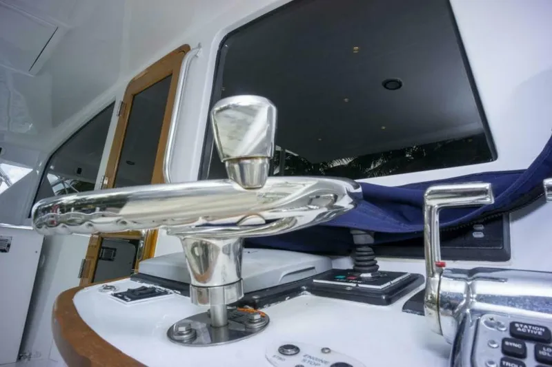 Slide: The Image of Sea Force IX Enclosed Flybridge 2005 - 6028757