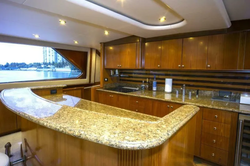 Slide: The Image of Sea Force IX Enclosed Flybridge 2005 - 7381480