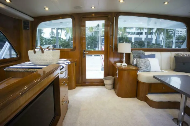 Slide: The Image of Sea Force IX Enclosed Flybridge 2005 - 7381512