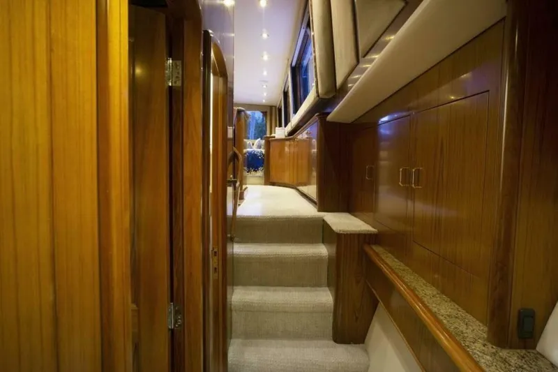 Slide: The Image of Sea Force IX Enclosed Flybridge 2005 - 7381490