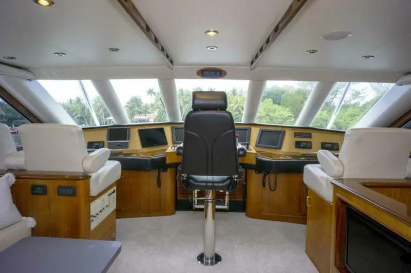 Slide: The Image of Sea Force IX Enclosed Flybridge 2005 - 7381507