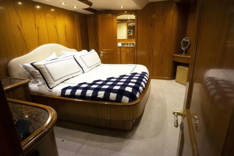 Slide: The Image of Sea Force IX Enclosed Flybridge 2005 - 7381491