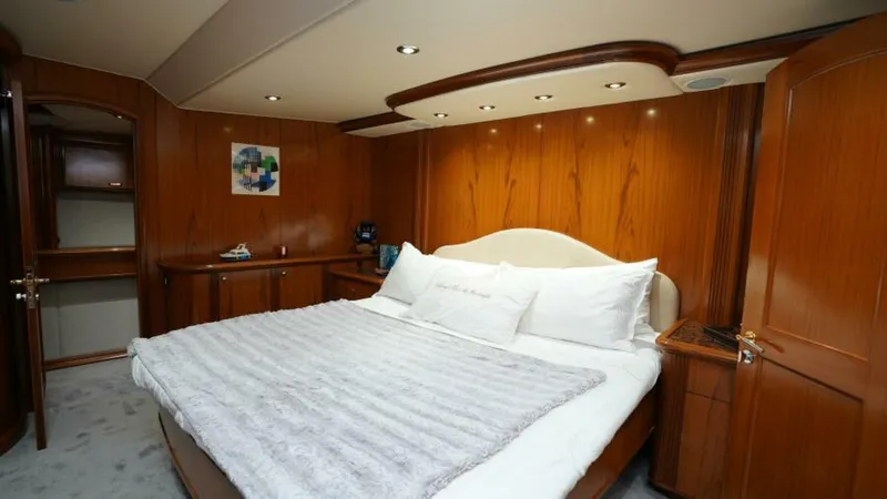 Slide: The Image of Sea Force IX Enclosed Flybridge 2005 - 7381473