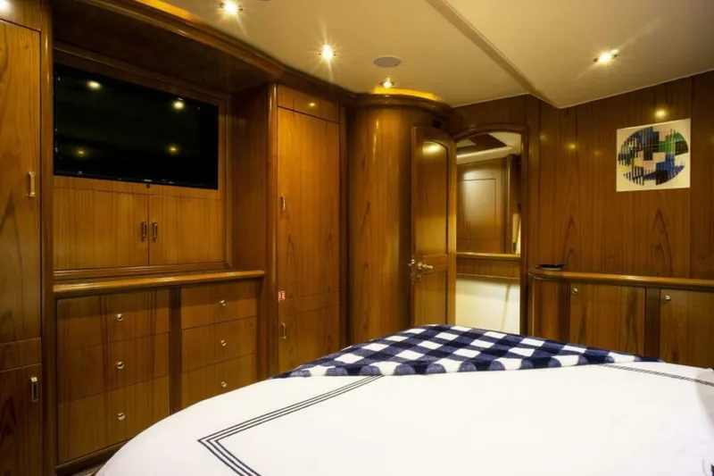 Slide: The Image of Sea Force IX Enclosed Flybridge 2005 - 7381495