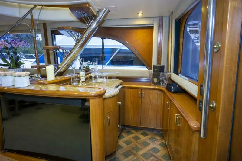 Slide: The Image of Sea Force IX Enclosed Flybridge 2005 - 7381485