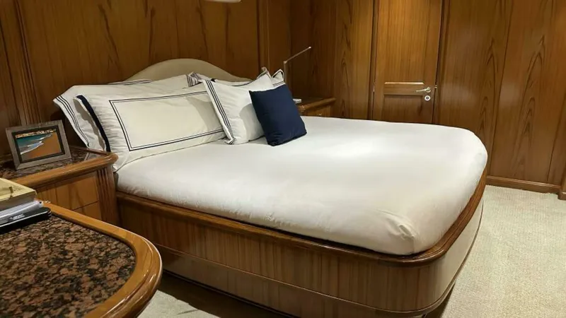 Slide: The Image of Sea Force IX Enclosed Flybridge 2005 - 7381493