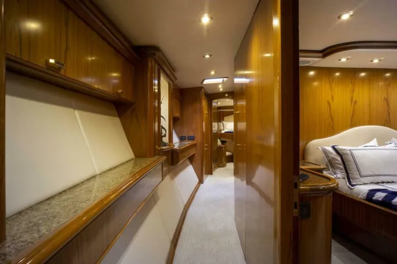 Slide: The Image of Sea Force IX Enclosed Flybridge 2005 - 7381489