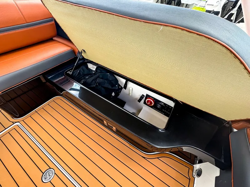 Slide: The Image of Regal 2800 Bowrider 2017 - 6514048