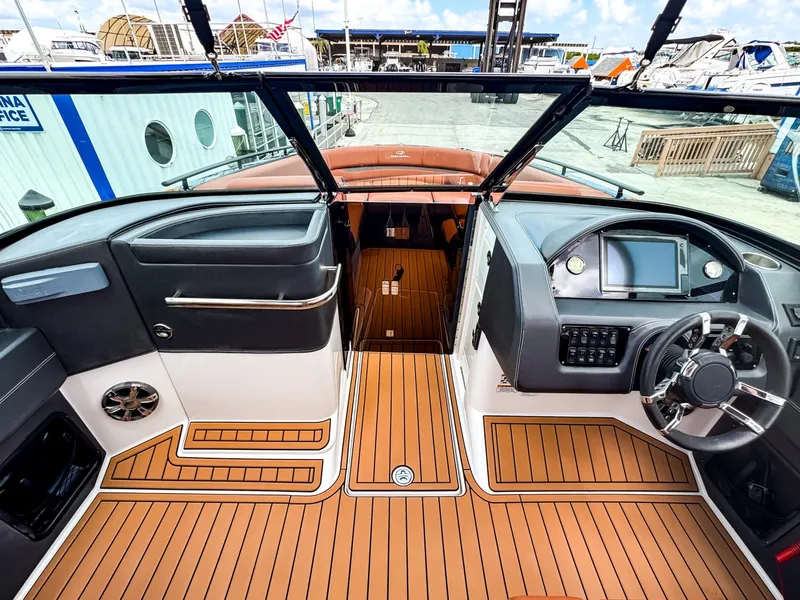 Slide: The Image of Regal 2800 Bowrider 2017 - 6514075