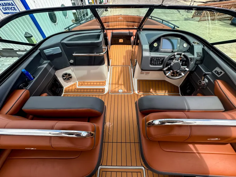 Slide: The Image of Regal 2800 Bowrider 2017 - 6514060