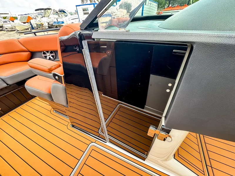 Slide: The Image of Regal 2800 Bowrider 2017 - 6514074