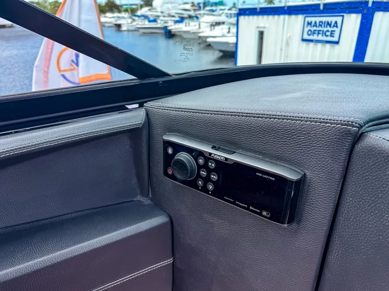 Slide: The Image of Regal 2800 Bowrider 2017 - 6514073